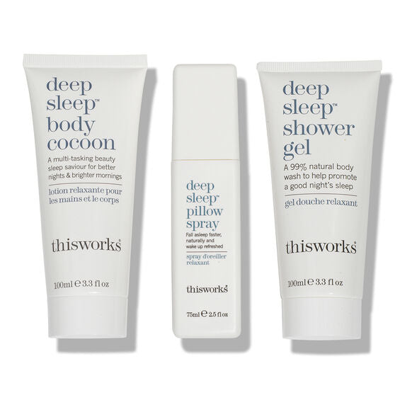 De drie producten van de This Works Dream to Sleep Cadeauset op een witte ondergrond