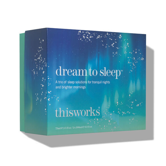 Schuin zicht van de doos van de This Works Dream to Sleep Cadeauset, met de producten zichtbaar in een elegante opstelling