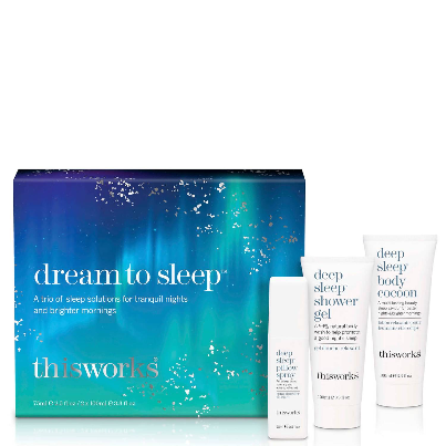 Close-up van de drie producten van de This Works Dream to Sleep Cadeauset op een sfeervolle ondergrond