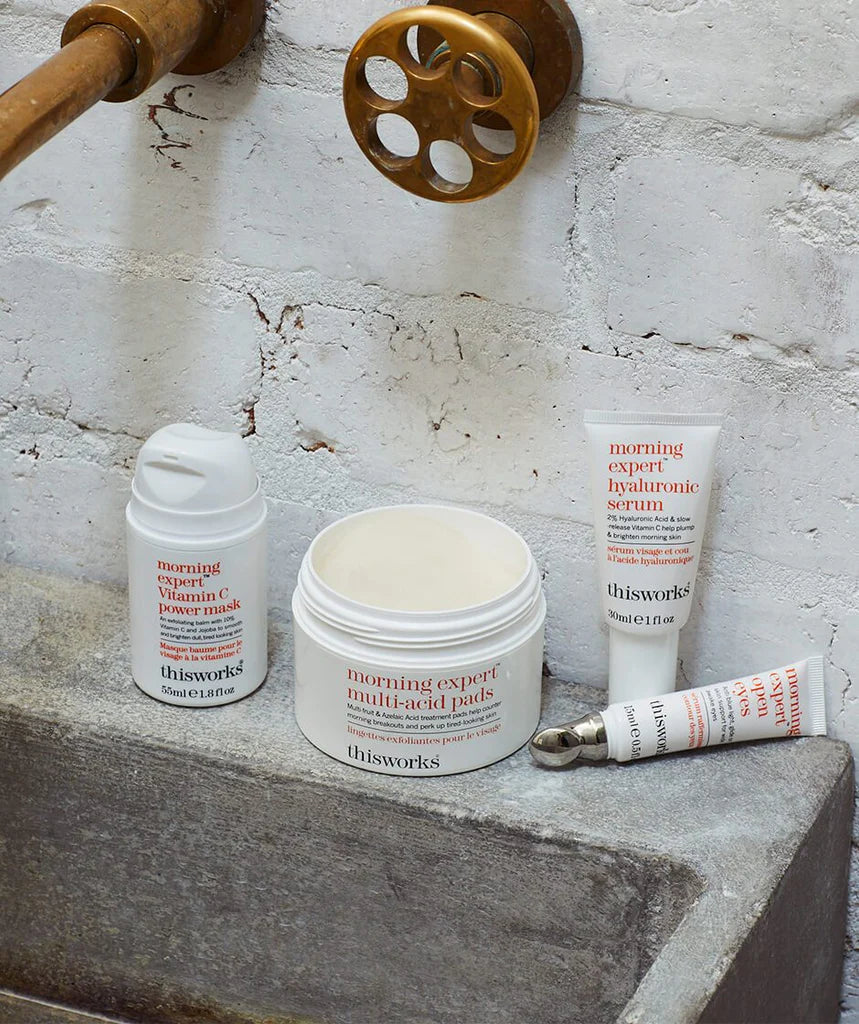 Sfeerbeeld met This Works Morning Expert producten in badkamer bij het bad