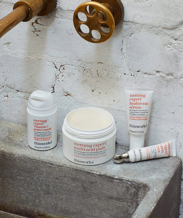 Sfeerbeeld met This Works Morning Expert producten in badkamer bij het bad