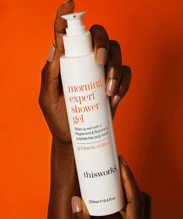 This Works Morning Expert Shower Gel in de hand