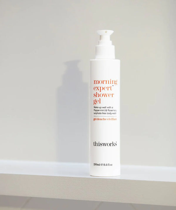 This Works Morning Expert Shower Gel op witte tafel met witte achtergrond