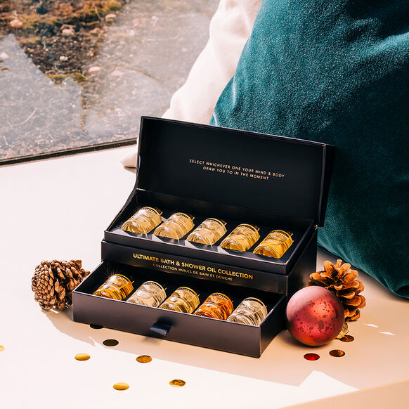 Open verpakking met zichtbare lades en kerstdecoratie op de achtergrond