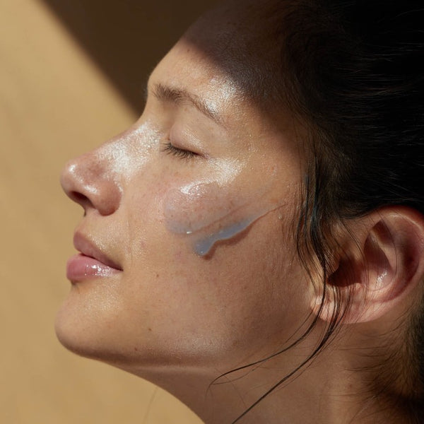 Vrouw met Le Masque Anti-Soif Hydratant aangebracht op haar gezicht