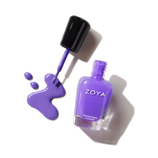 Zoya Skipper nagellakfles met open dop en uitlopende paarse lak