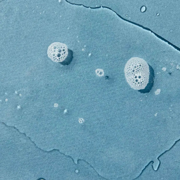 Close-up van de textuur van L'Eau Soir et Matin biologische reiniger