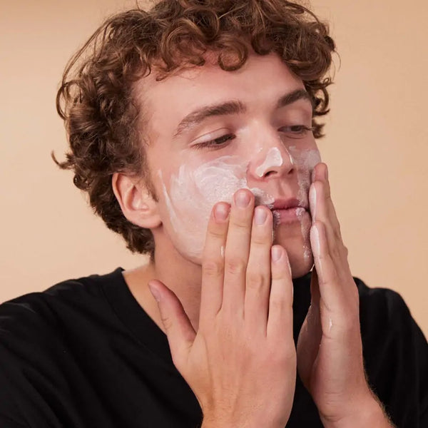 La Crème Gommante van Absolution aangebracht op de huid voor zachte exfoliatie