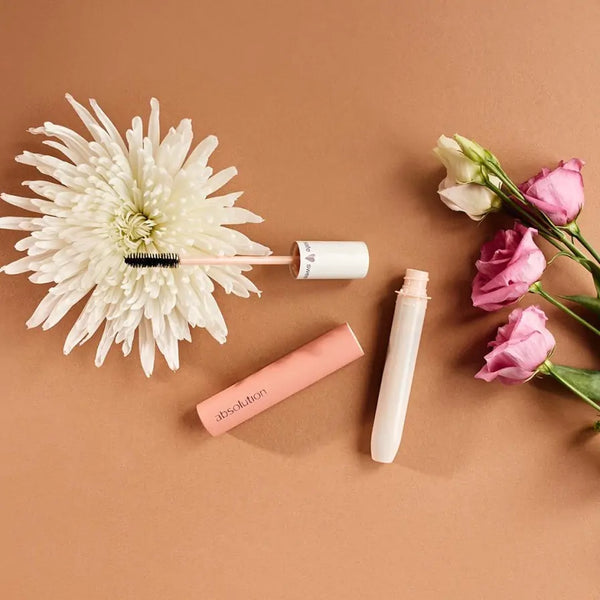 Sfeerfoto van Absolution Le Mascara Intense met bloemen op de achtergrond