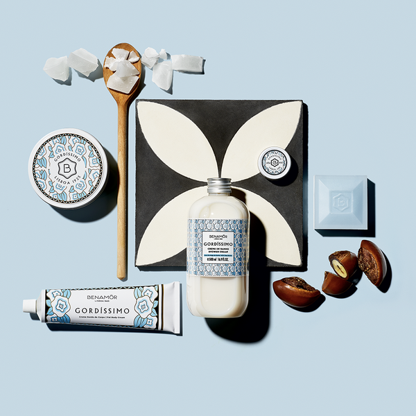 Sfeerbeeld van de Benamôr Gordíssimo collectie, met zeep en andere verzorgingsproducten, voor een luxe, natuurlijke huidverzorgingsroutine.