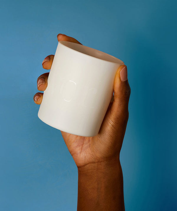 Hand toont de Deep Sleep Heavenly Candle, symbool voor natuurlijke rust
