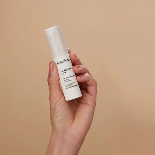 Een hand die Absolution Le Booster Lift vasthoudt