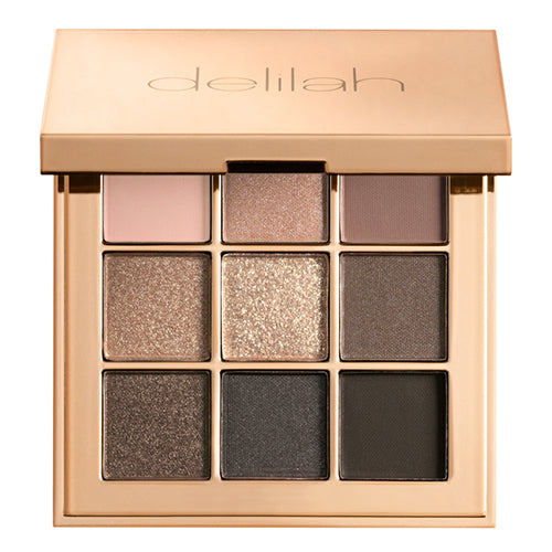 Jezebel Colour Intense Eyeshadow Palette geopend, met negen koele tinten.