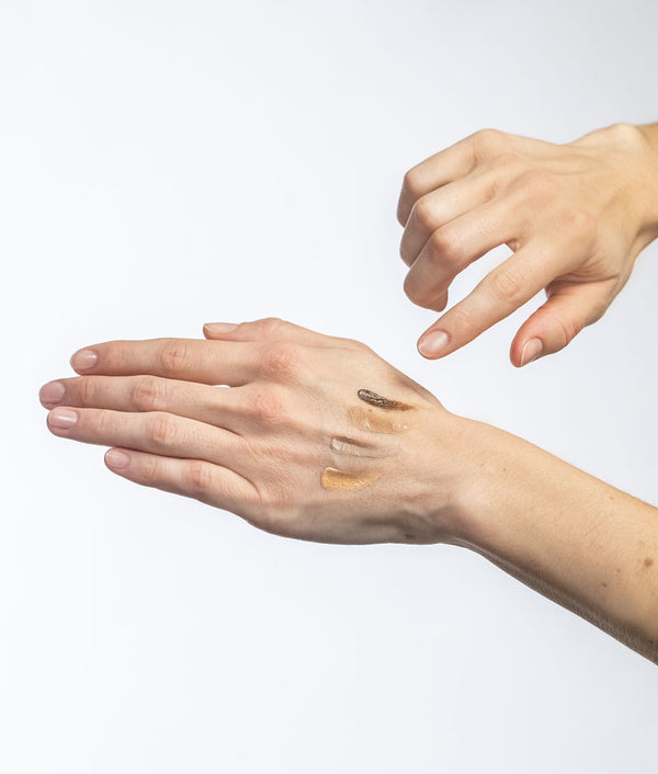 Toepassing van Dr. Schrammek Blemish Balm Honey op de hand – laat de dekking en kleur zien op de huid