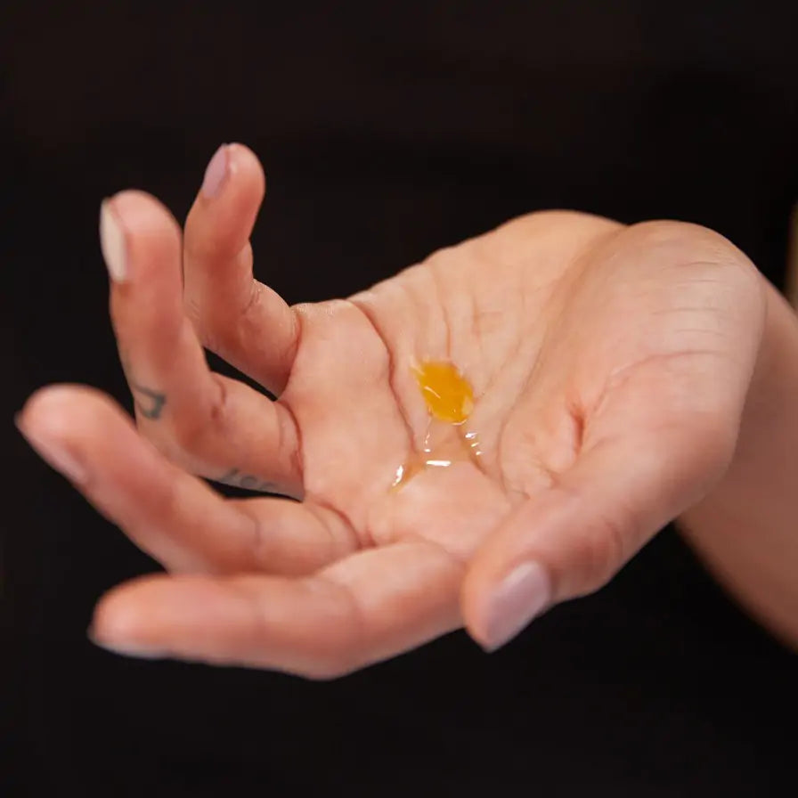 Addiction, l’Huile Visage in de handpalm, klaar voor gebruik op de huid