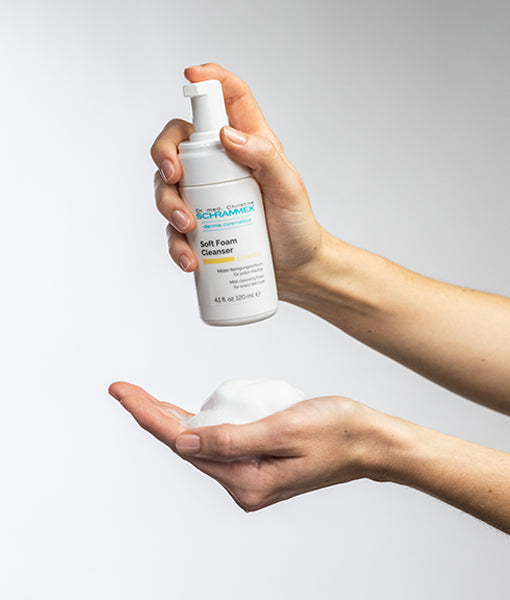 Gebruik van Dr. Schrammek Soft Foam Cleanser - product wordt op hand aangebracht
