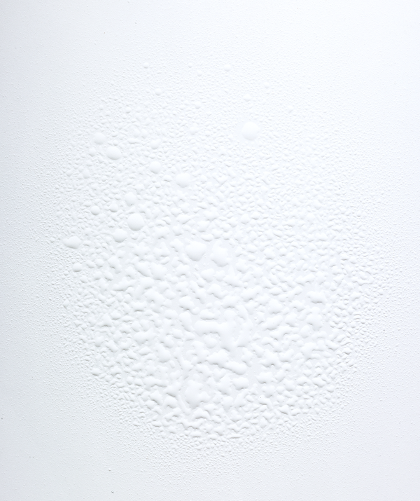 Close-up van de textuur van This Works Sleep Plus+ Pillow Spray