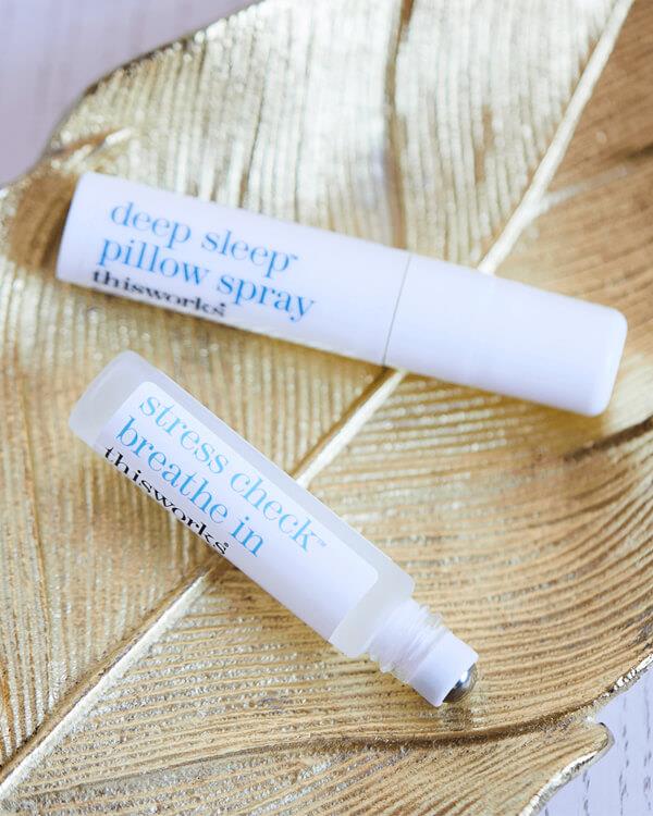 This Works Choose Sleep Cadeauset gepresenteerd op een gouden schaal, perfect voor een ontspannend geschenk