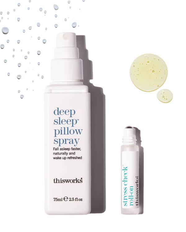 De twee producten van de This Works Deep Sleep Pillow Talk naast elkaar, met de textuur van de producten ernaast