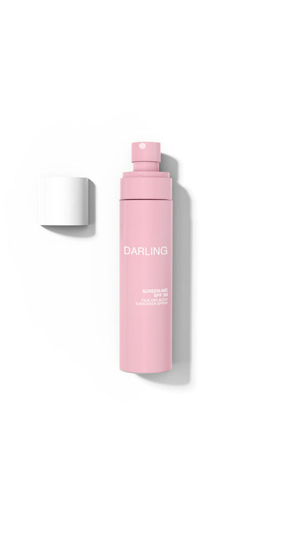 Darling Screen-Me Spray SPF 30 met de dop eraf, klaar voor gebruik