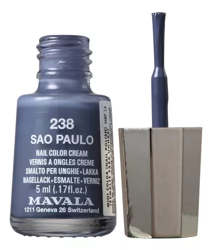 Detailfoto van het smalle, nauwkeurige kwastje van Mavala nagellak, ontworpen voor een precieze en gecontroleerde applicatie op de nagels