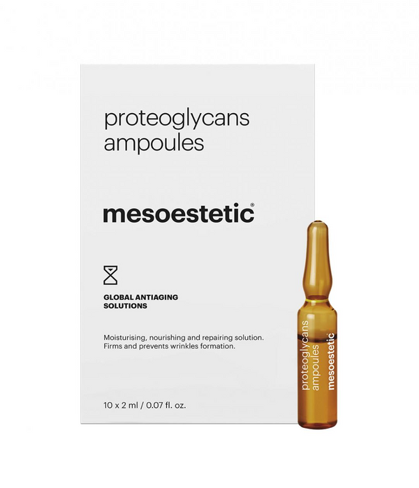 Mesoestetic Proteoglycans Ampoules - Toepassing: Een ampul van Mesoestetic Proteoglycans tijdens de applicatie op de huid.
