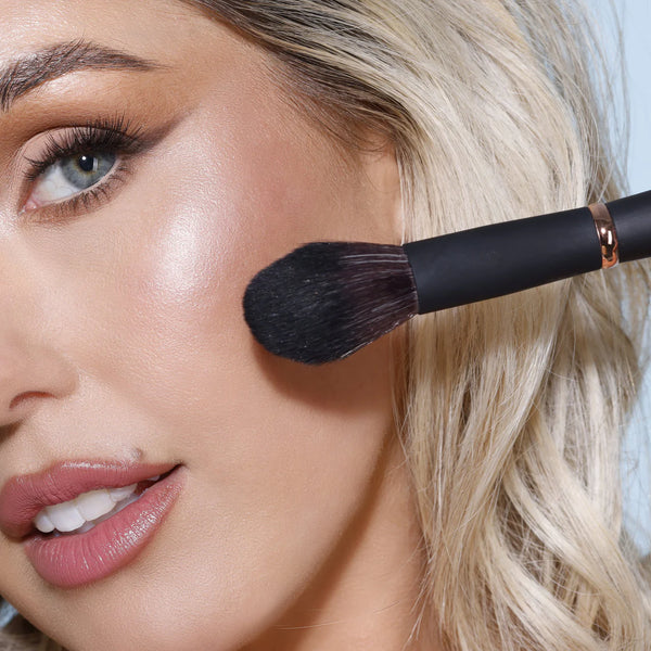 Youngblood Cosmetics  - Cheek Luxe Brush (YBB5) - Contour- en Blush  borstel - Beauty Junkies