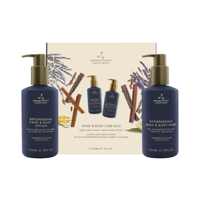 Natuurlijke ingrediënten van Aromatherapy Associates, waaronder Lavendel, Ylang Ylang en Ho Wood, weergegeven op de doos voor de Hand & Body Care Duo.
