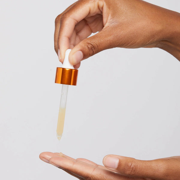 BioLumin-C Serum aangebracht op de huid, vermindert fijne lijntjes en pigmentvlekken