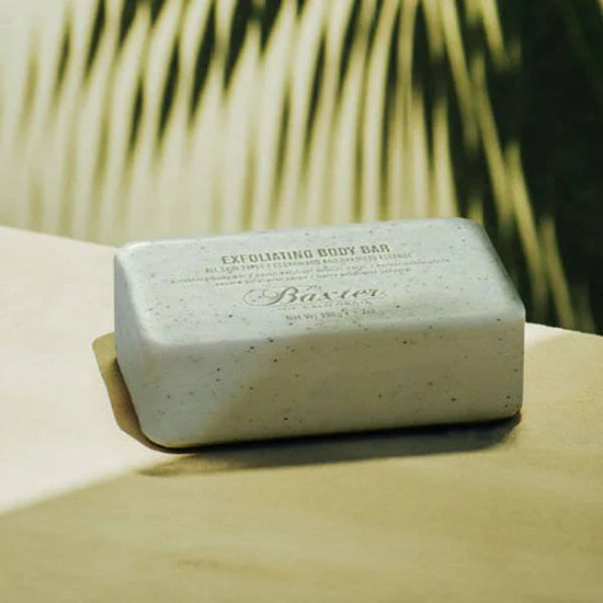 Baxter of California Exfoliating Body Bar Travel Size 28g – luxe scrubzeep voor mannen met cederhout en eikenmos geur sfeerbeeld