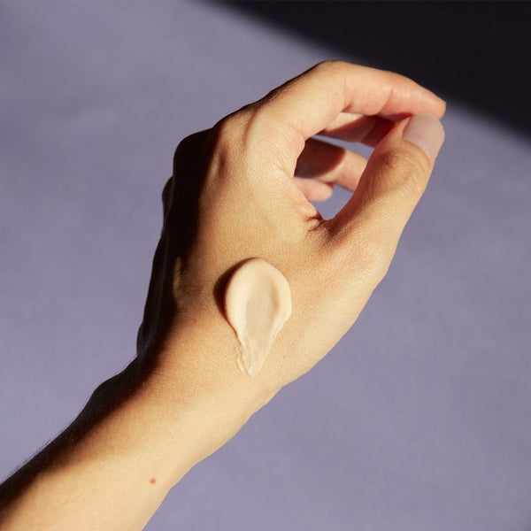 Absolution Cosmetics -Hand met Le Masque du Temps Redensifiant nachtmasker