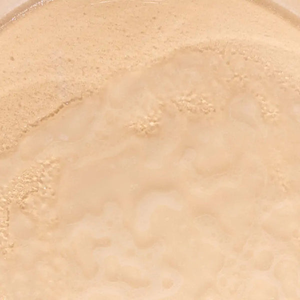 Close-up van de lichte en verfrissende textuur van La Brume Systémique tonic spray