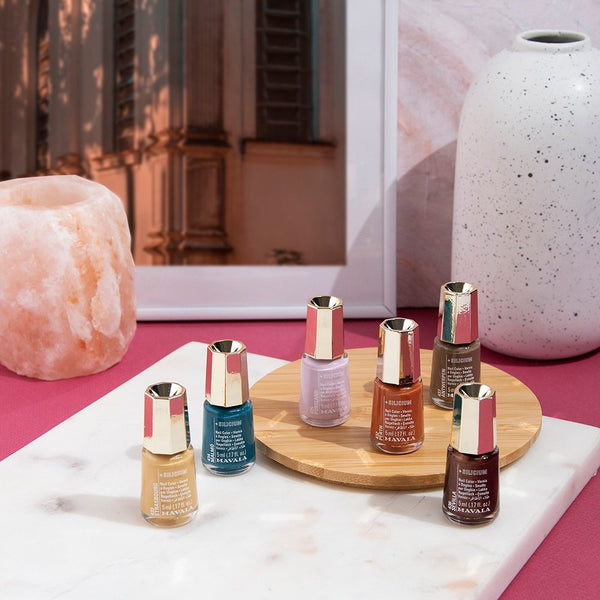 Stijlvol sfeerbeeld van Mavala Mini Nagellak Antwerpen 437, met een elegante glans en een verfijnde uitstraling, perfect voor een chique manicure