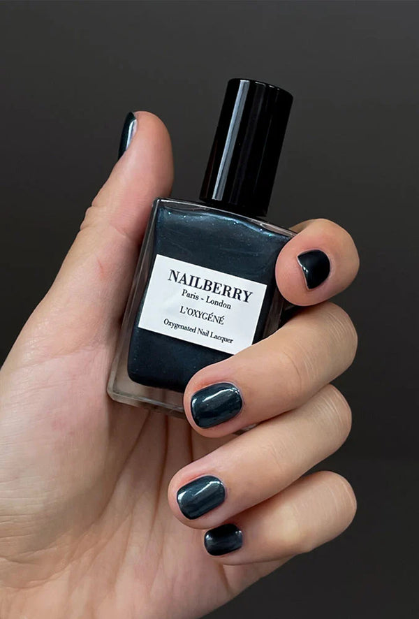 Model met Nailberry Galactic nagellak – Een model toont gelakte nagels in Nailberry Galactic terwijl ze het flesje vasthoudt