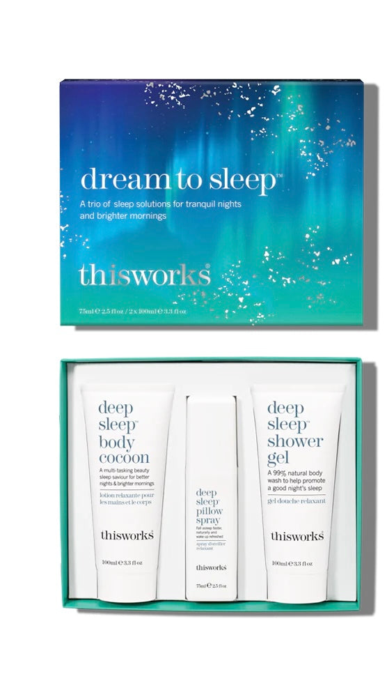 Open doos met drie producten van de This Works Dream to Sleep Cadeauset zichtbaar