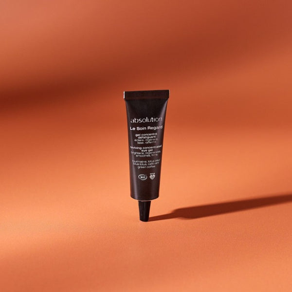 Tube van het biologische oogconcentraat Le Soin Regard met handige applicator voor eenvoudige toepassing.