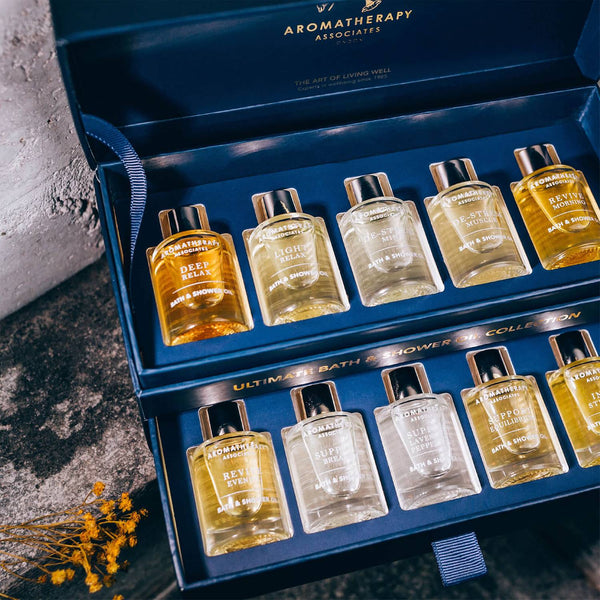 Close-up van de 10 bad- en doucheoliën uit de Ultimate Wellbeing Collection van Aromatherapy Associates
