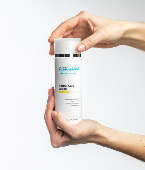 Dr Schrammek - Herbal Care Lotion - Alcoholvrije lotion -  product wordt op hand aangebracht