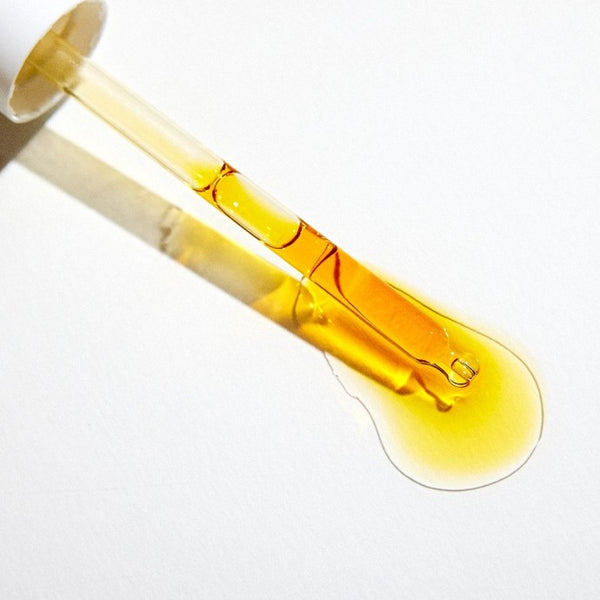 Pipet van PAX Huidolie met druppels olie, voor een nauwkeurige applicatie